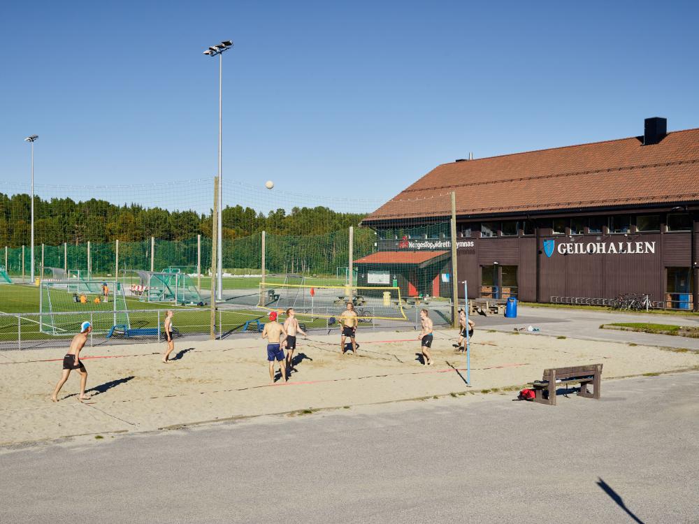 Skatepark, ballbinge og volleyballnett ved Geilohallen